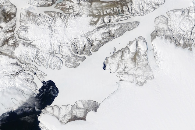 The ice arch in the Nares Strait on June 6, 2021, before its collapse